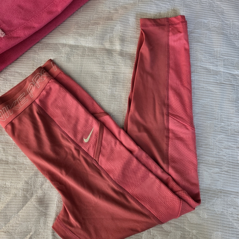 Nike Pro Women's High-Waisted  Training leggings with Pockets, Size Small
